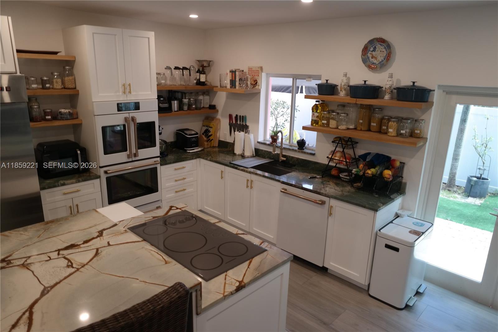 TROPICAL MANORS - Residential