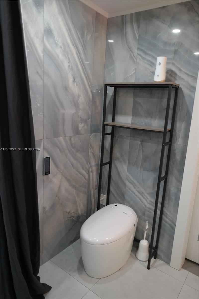 TROPICAL MANORS - Residential