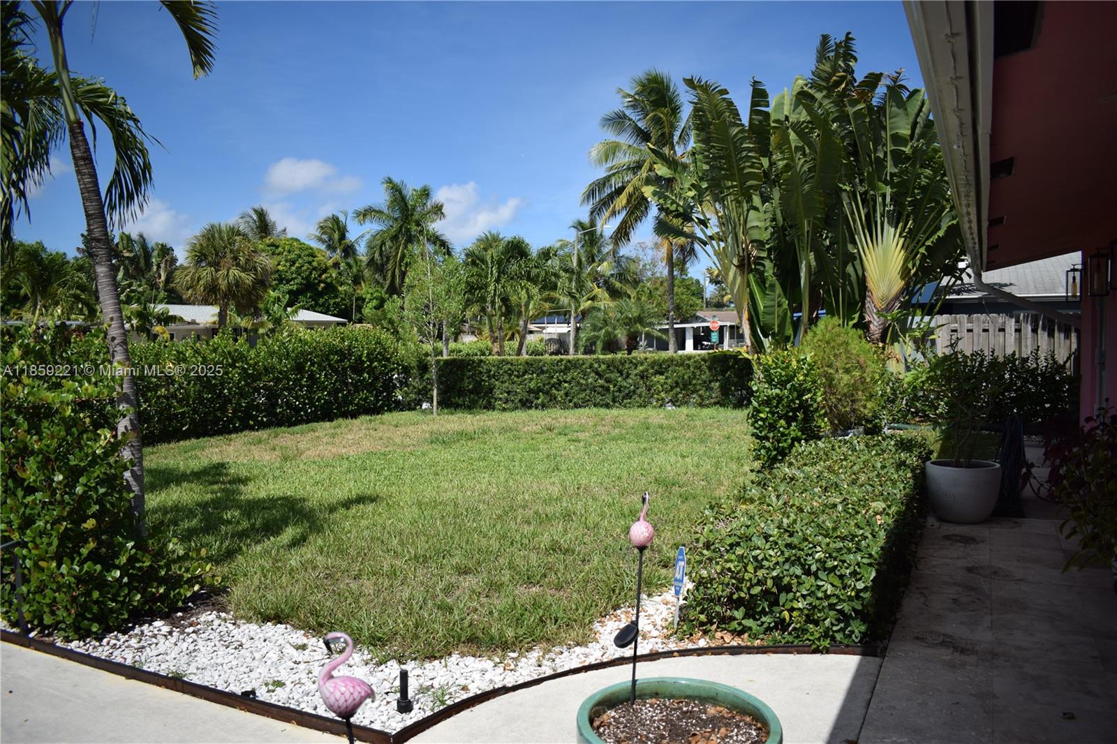 TROPICAL MANORS - Residential