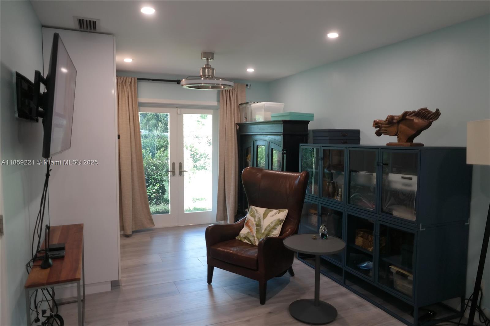 TROPICAL MANORS - Residential