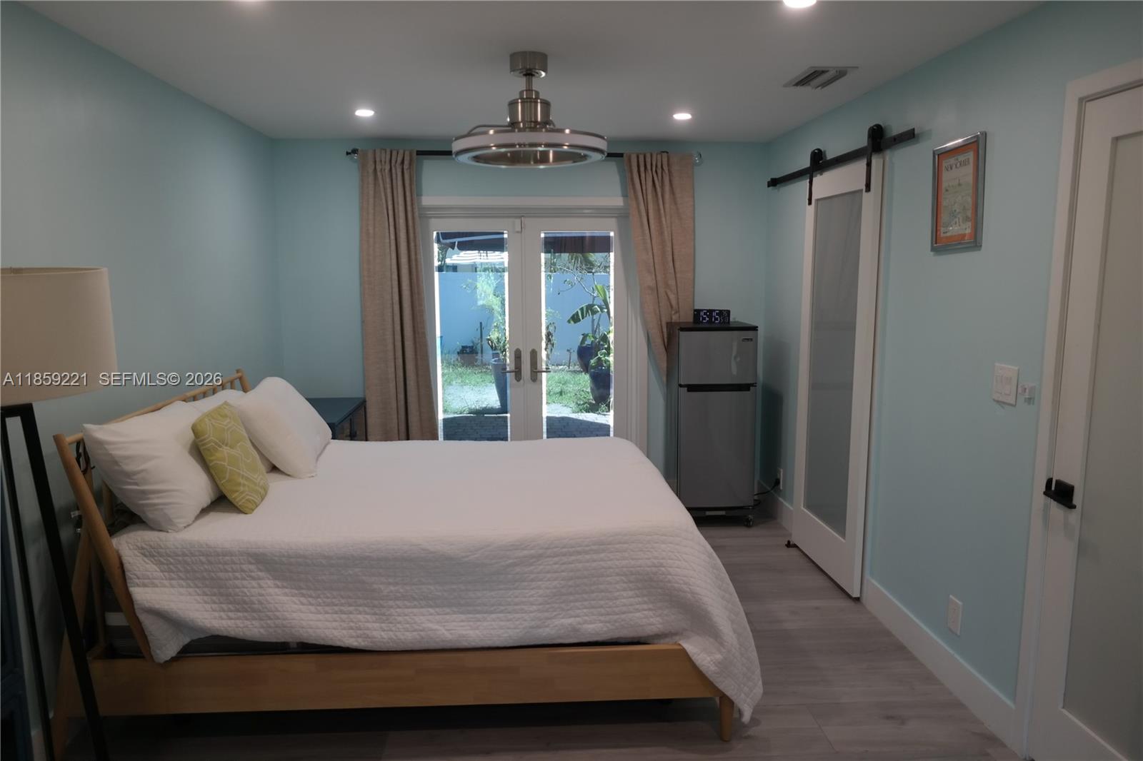 TROPICAL MANORS - Residential