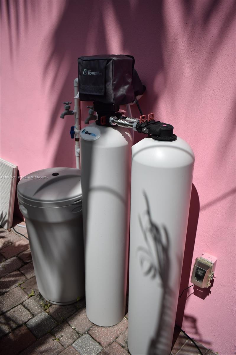 TROPICAL MANORS - Residential