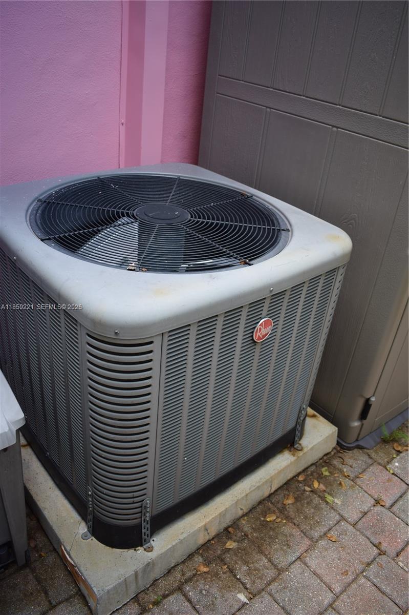 TROPICAL MANORS - Residential