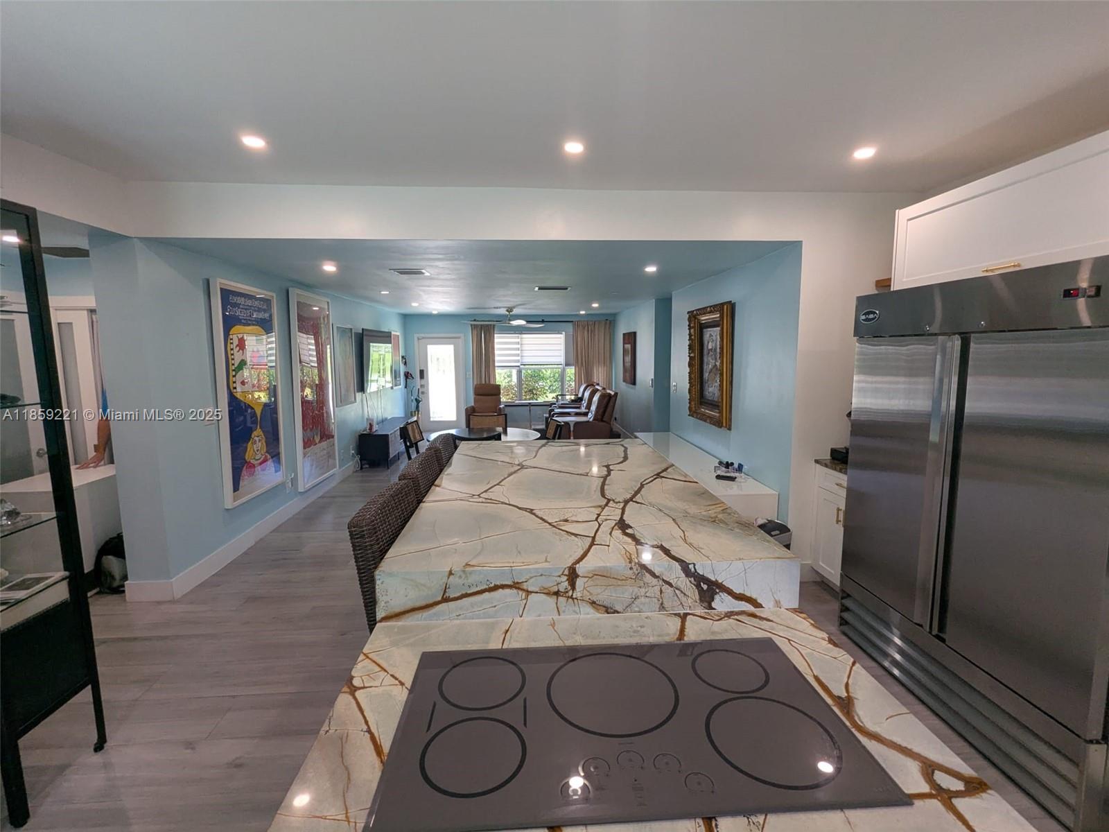 TROPICAL MANORS - Residential