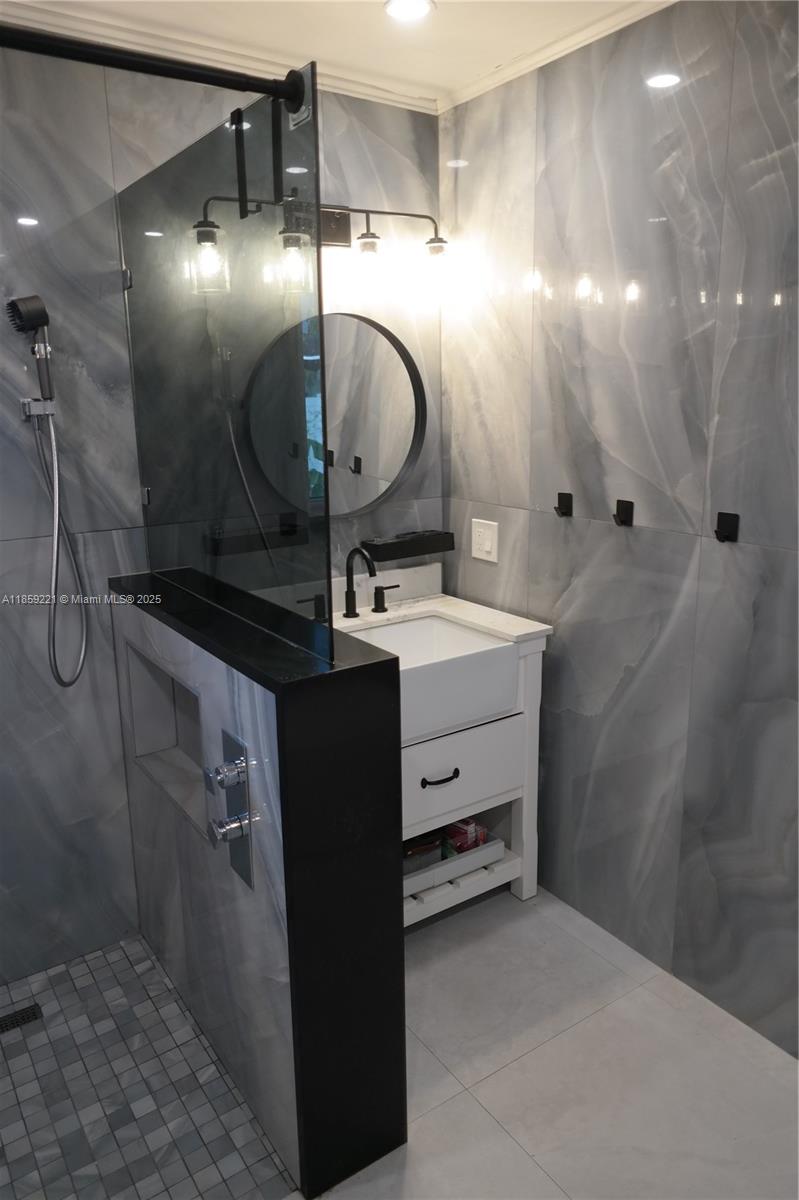 TROPICAL MANORS - Residential