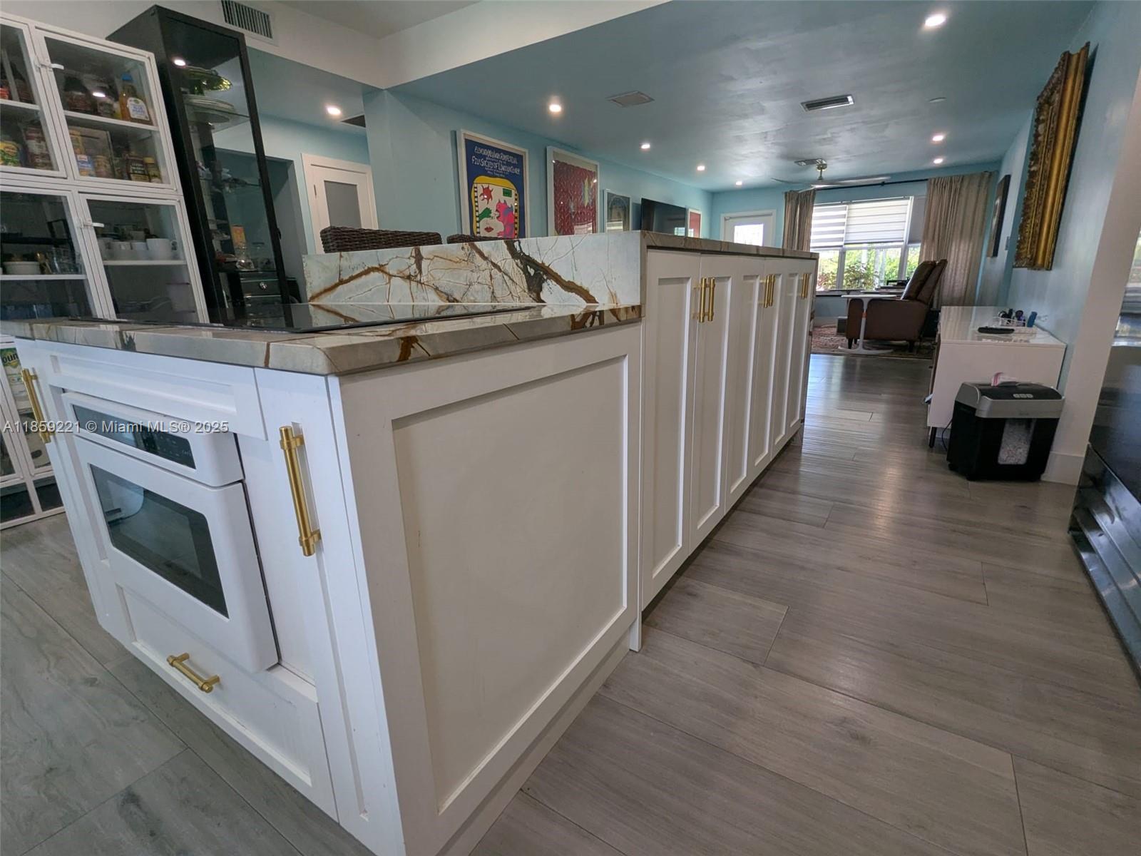 TROPICAL MANORS - Residential