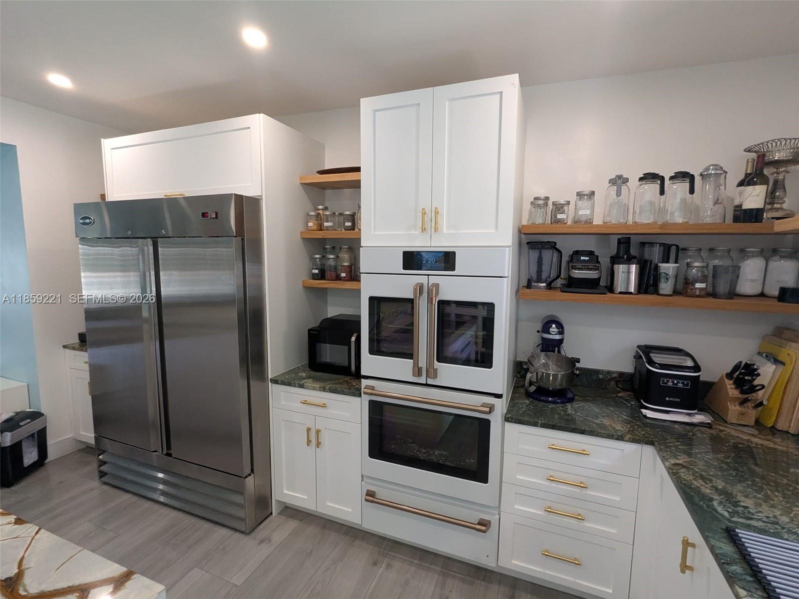 TROPICAL MANORS - Residential