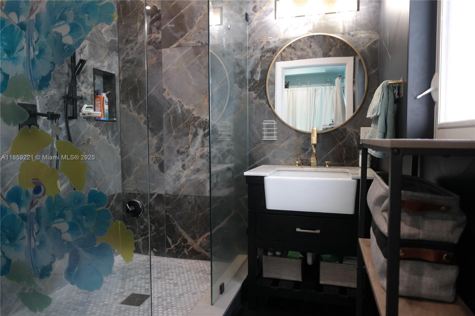 TROPICAL MANORS - Residential