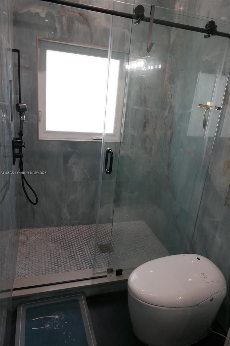 TROPICAL MANORS - Residential