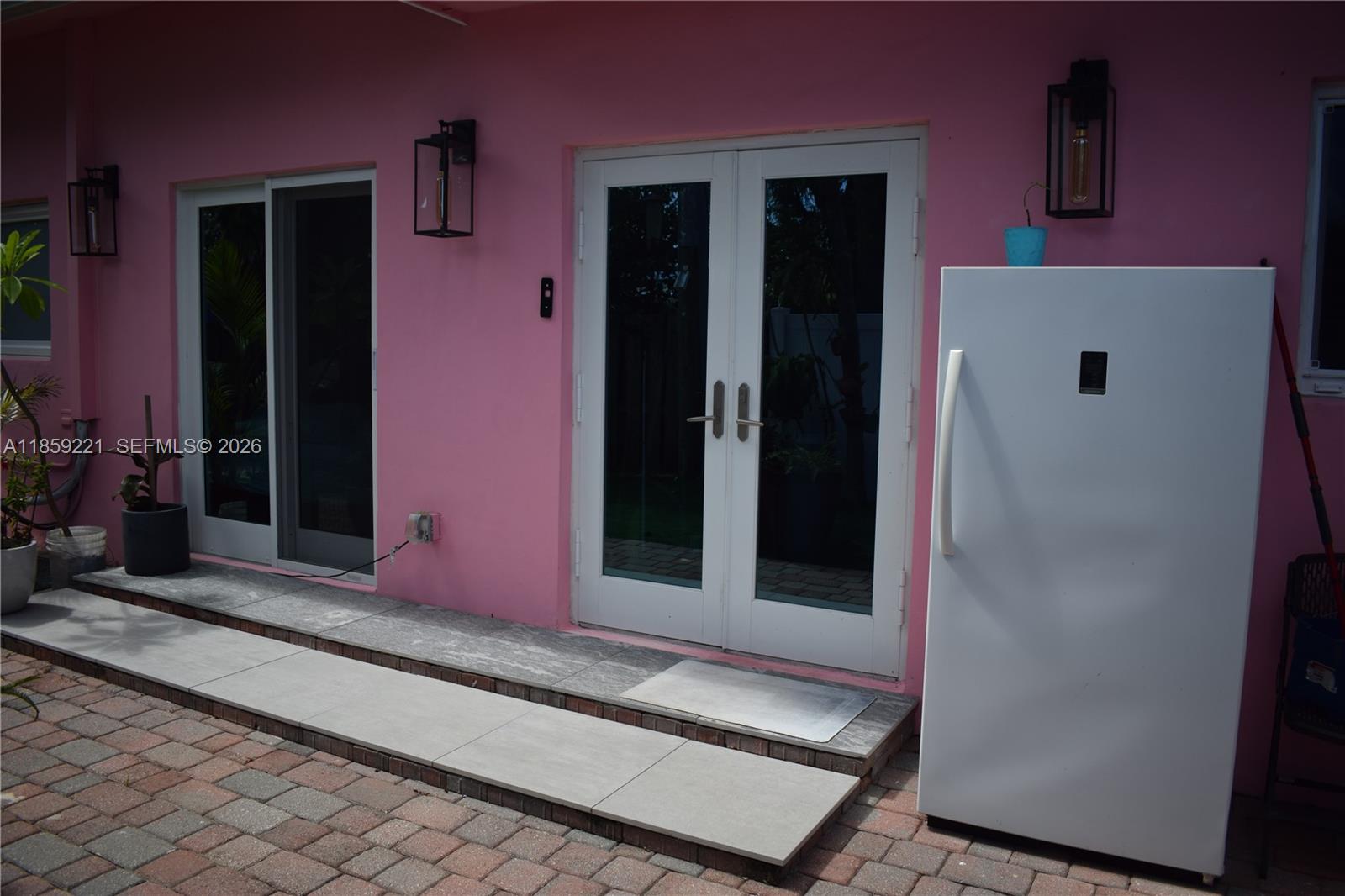 TROPICAL MANORS - Residential