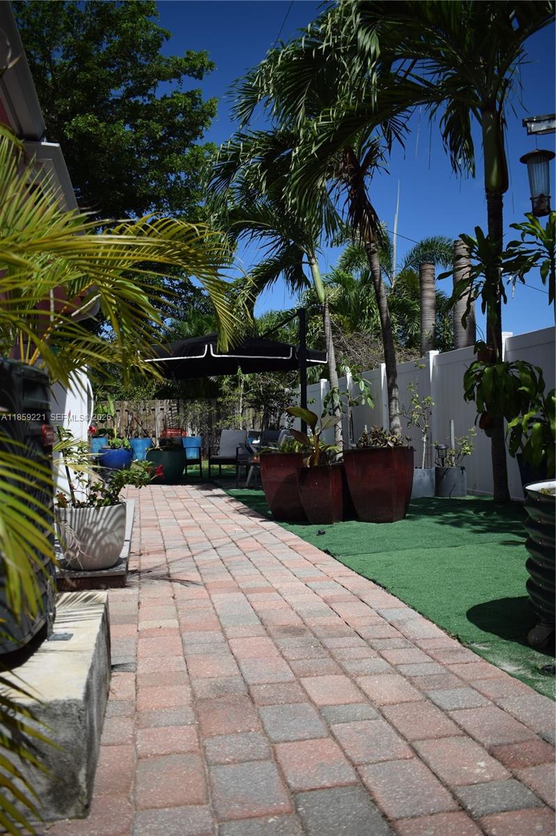 TROPICAL MANORS - Residential