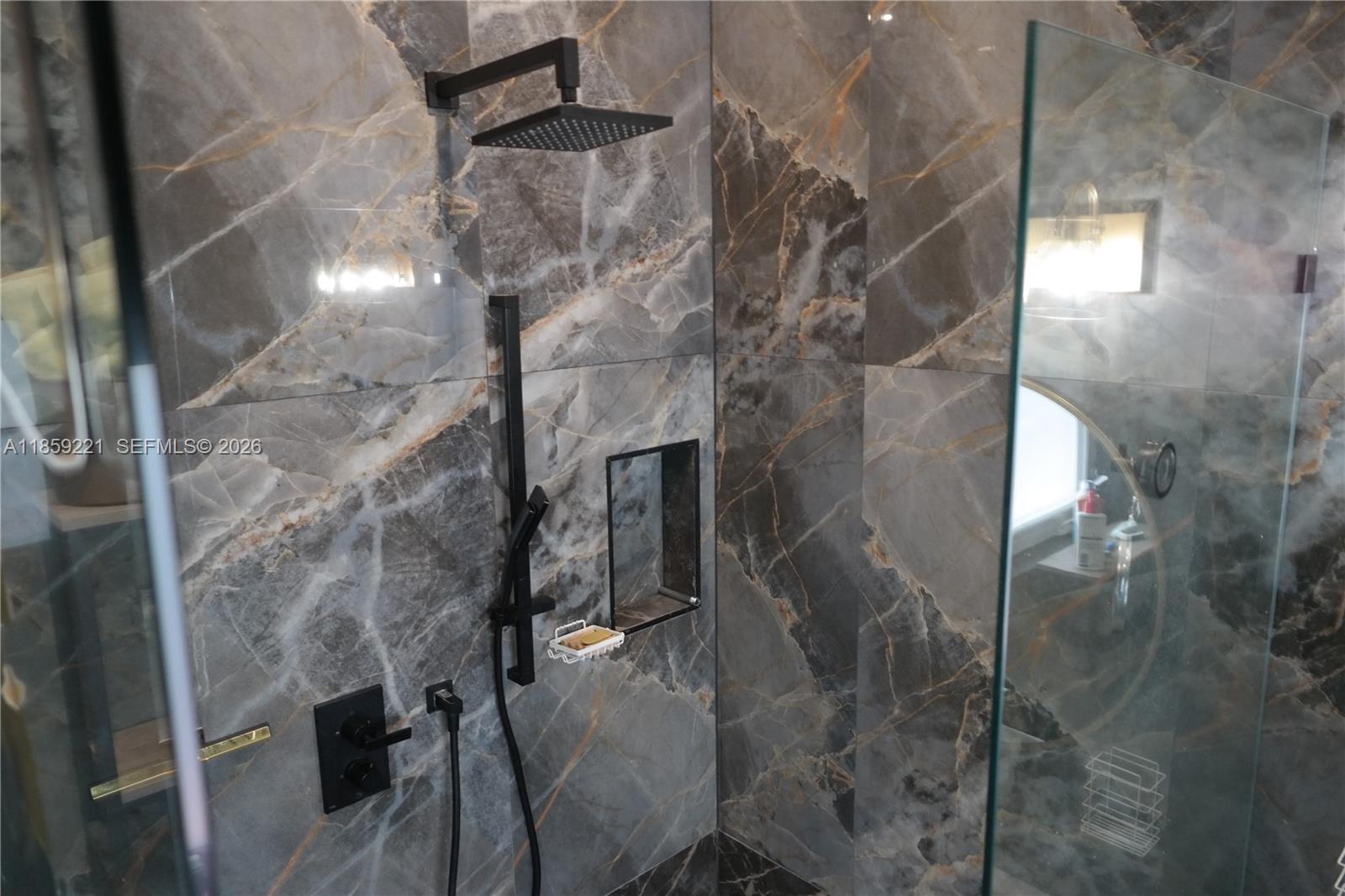 TROPICAL MANORS - Residential