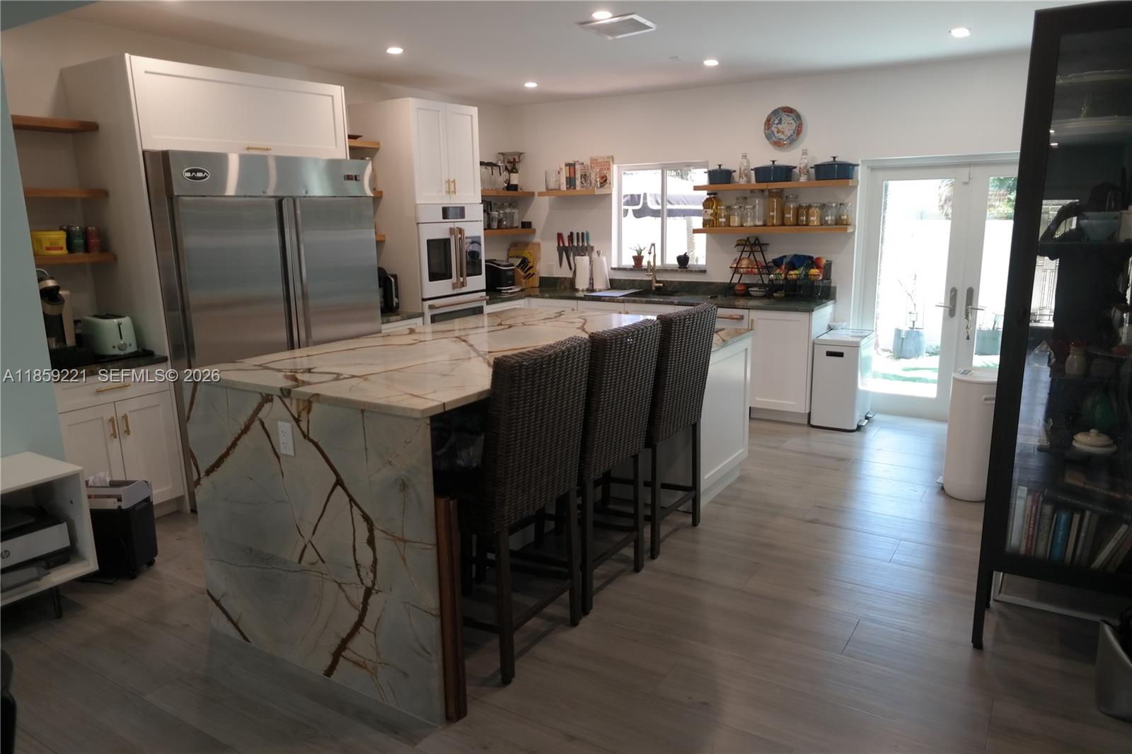 TROPICAL MANORS - Residential