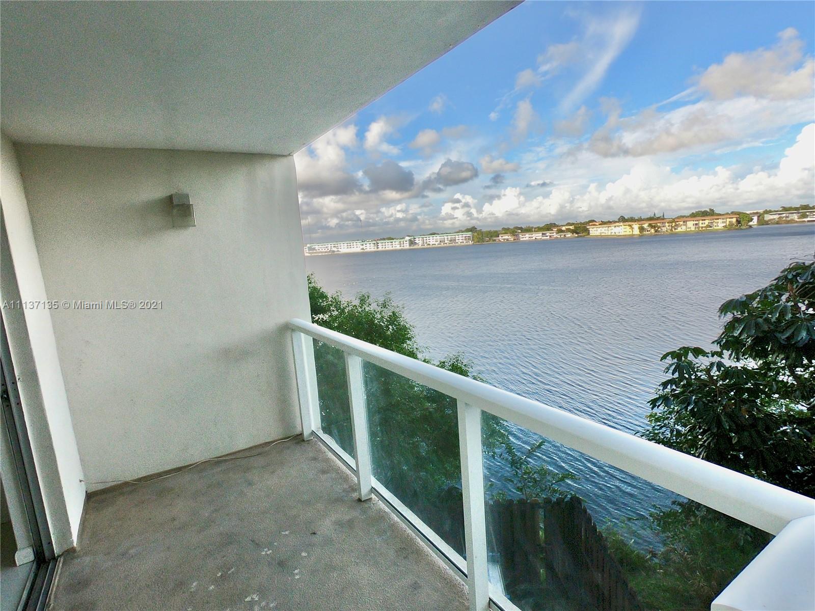 This spacious 1 bedroom and 2 bathrooms corner unit is available for annual rent. Great location walking distance to Publix, La Fitness, Dunkin Donuts ,Denny's and TJ Maxx . This unit features nicely updated bathrooms, an open kitchen with stainless steel appliances, a wrap around balcony. The building features 2 pools, exercise room, convenient store , key fob entry and intercom system, laundry facilities on each floor and assigned parking.
The owner is requesting the credit reports from TransUnion and proof of sufficient income .
Minimum credit score is 650 required by the building .
Association requires $400 deposit to move in which is refundable .
Owner also require rental insurence !!!