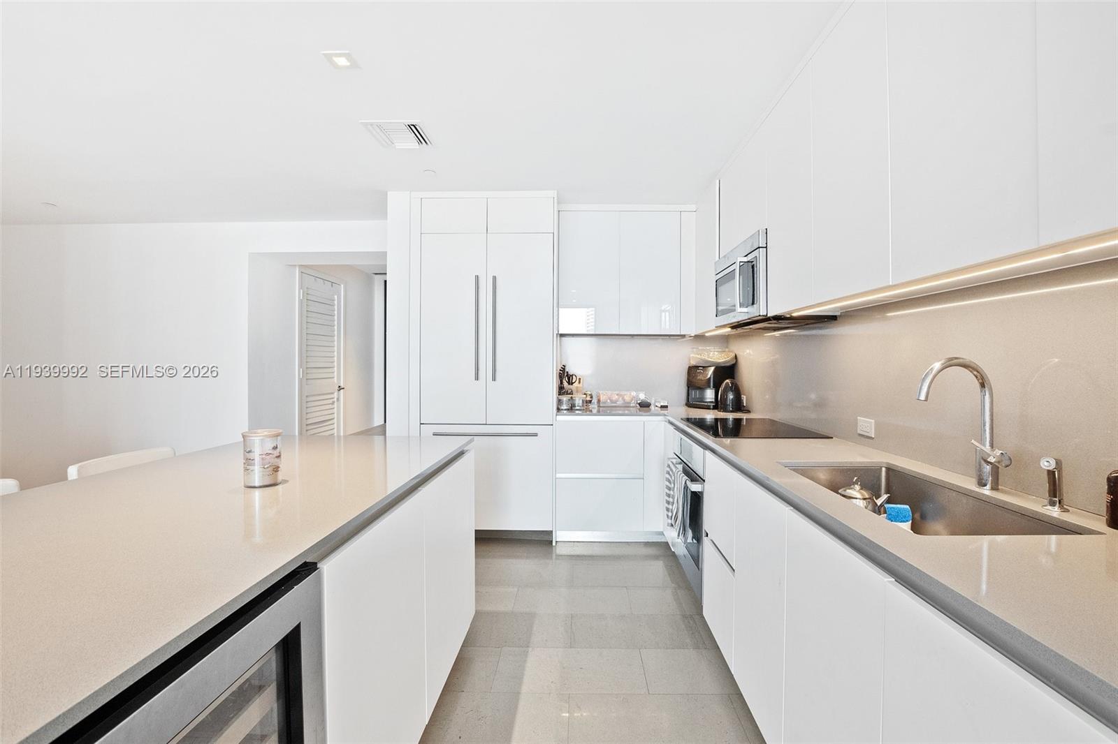 REACH CONDO - Residential