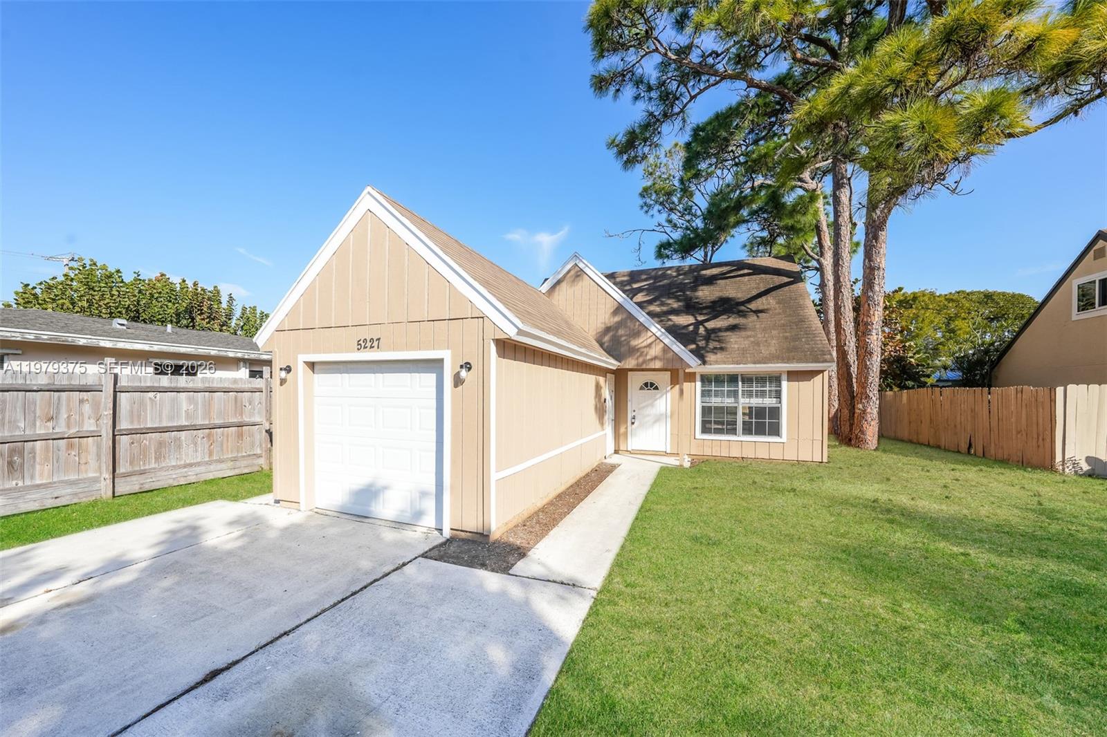 COUNTRY CLUB ACRES 4 - Residential Lease