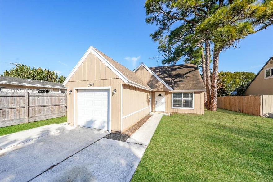 Beautiful home offers 3 bedroom and 2 bathroom with laminate and ceramic tile type flooring. Home has 1 attached car garage. This home offers a spacious kitchen, updated bathrooms and is located in a beautiful location. The living room is stunning and has tons of natural lighting. The private fenced in backyard is perfect for pets or for enjoying gorgeous days outdoors. This home won't last long. Apply today!
NOTE: Resident is responsible for installing their own washer & dryer. Move in dates are tentative and subject to change. All our homes convey in safe, clean & fully functional conditions. Prices and availability are subject to change at any time.