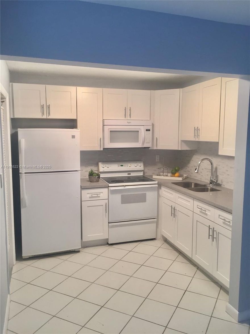 VERY NICE & COZY APT IN THE HEART OF HOLLYWOOD. MINUTES AWAY FROM HOLLYWOOD DOWNTOWN, BEACH, HIGHWAY. VERY CLEAN, FRESHLY PAINTED. EAZY CONDO APPROVAL.