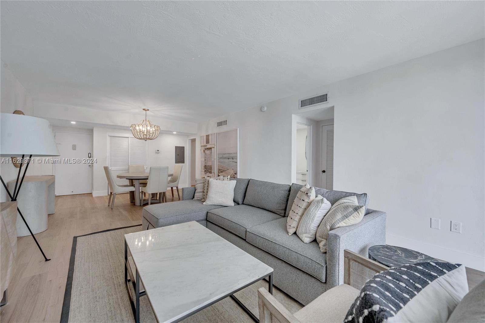 0HE CARRIAGE CLUB SOUTH C - Residential