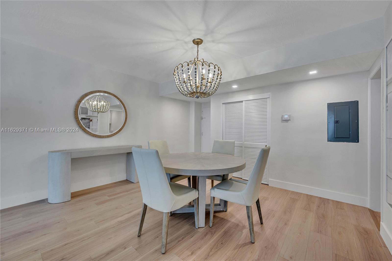 0HE CARRIAGE CLUB SOUTH C - Residential