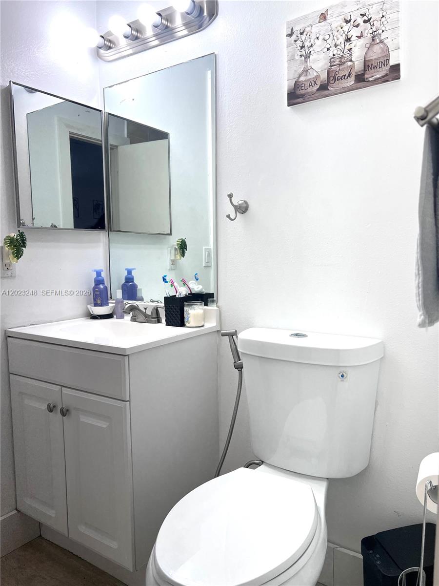 LAKESHORE CONDO 11 - Residential Lease