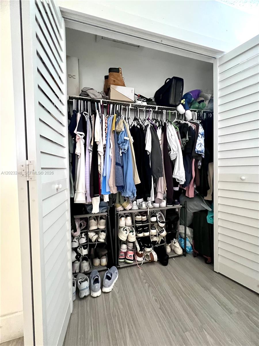 LAKESHORE CONDO 11 - Residential Lease