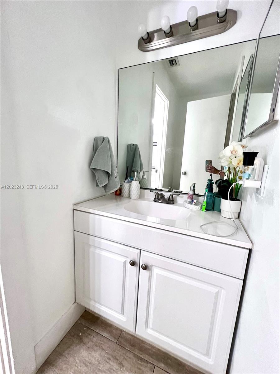 LAKESHORE CONDO 11 - Residential Lease