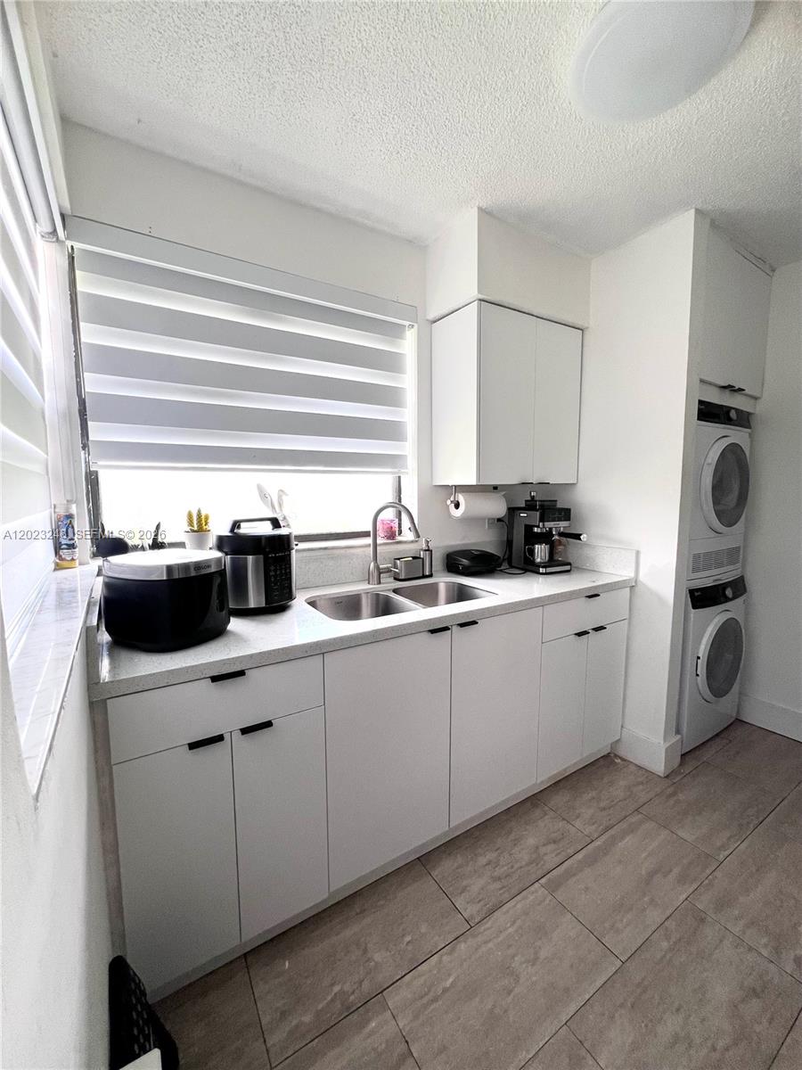 LAKESHORE CONDO 11 - Residential Lease