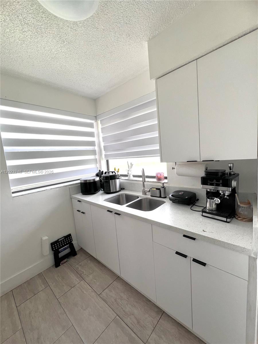 LAKESHORE CONDO 11 - Residential Lease