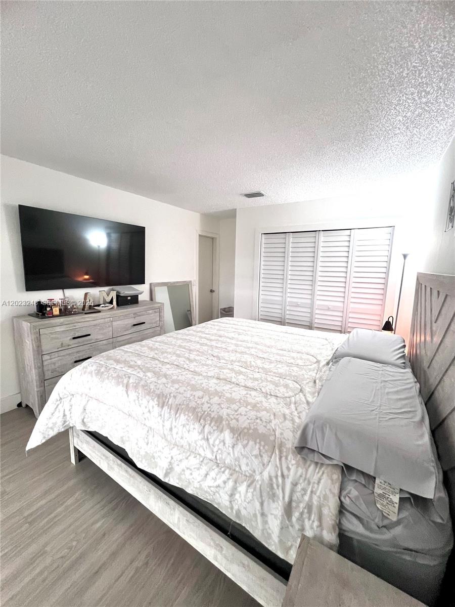 LAKESHORE CONDO 11 - Residential Lease