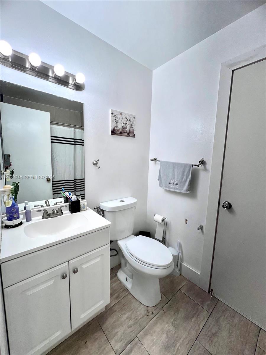 LAKESHORE CONDO 11 - Residential Lease