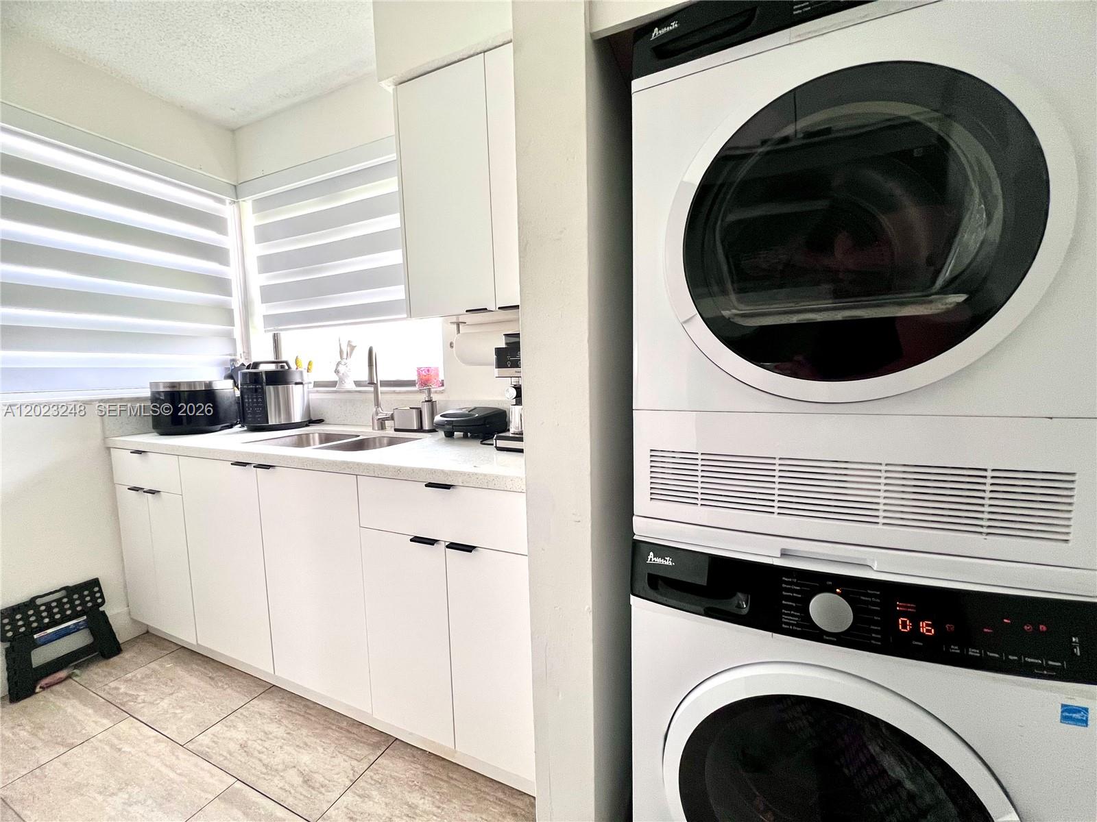 LAKESHORE CONDO 11 - Residential Lease
