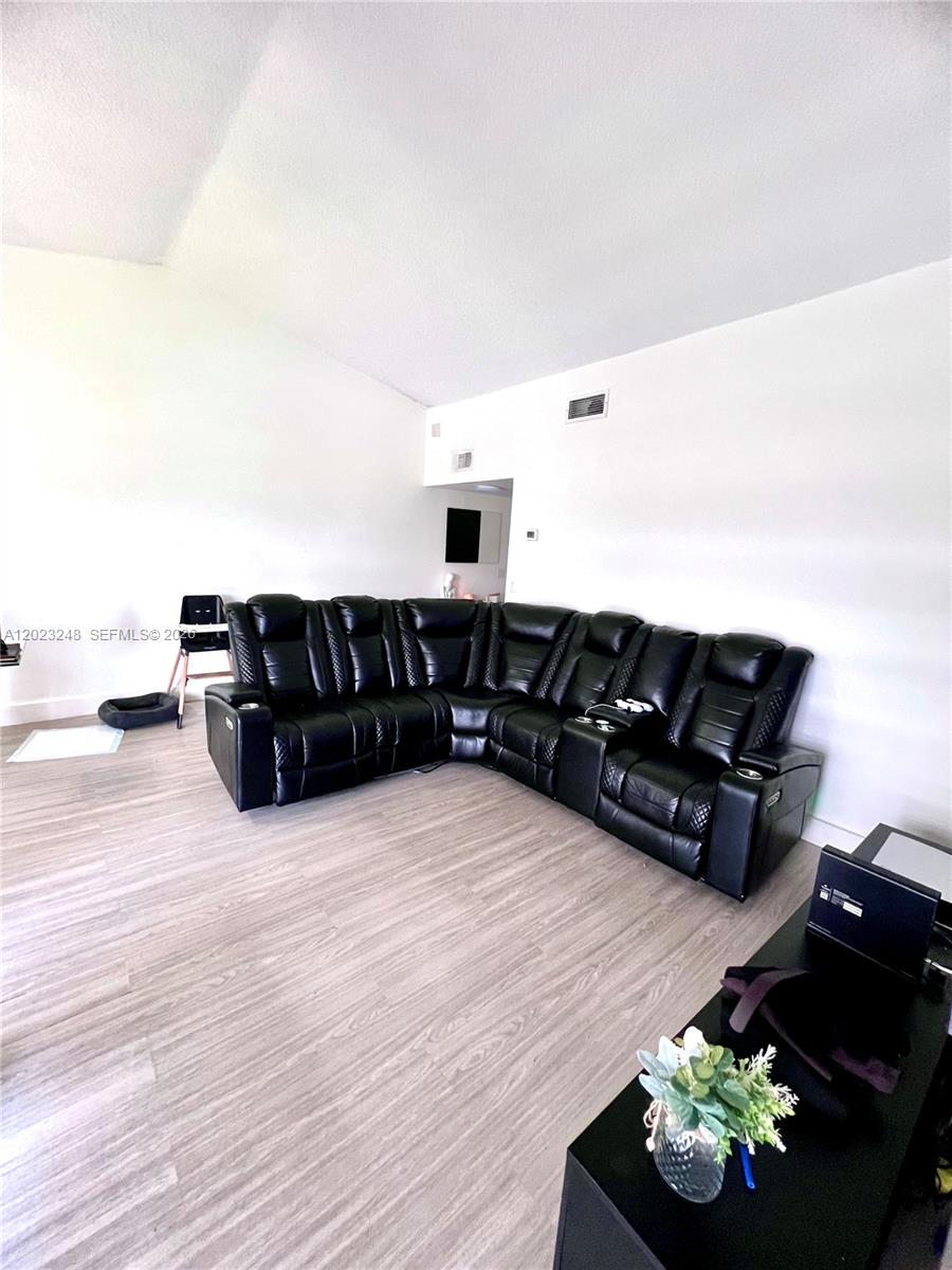 LAKESHORE CONDO 11 - Residential Lease