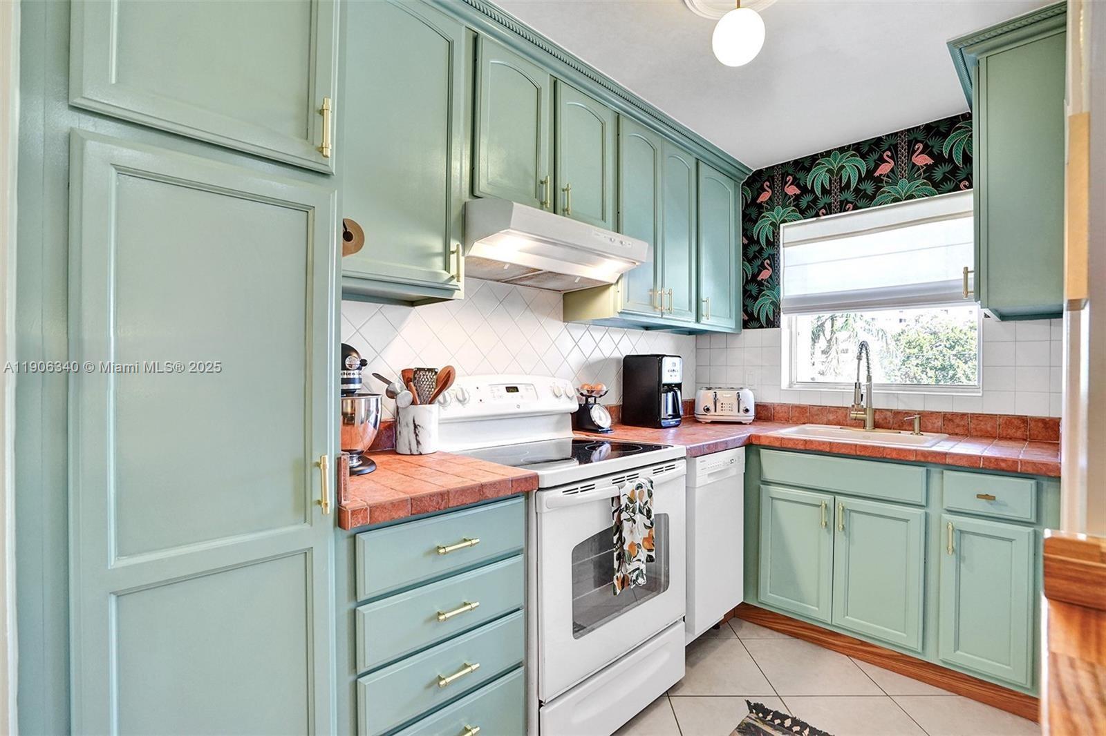 PARADISE BY THE SEA CONDO - Residential Lease