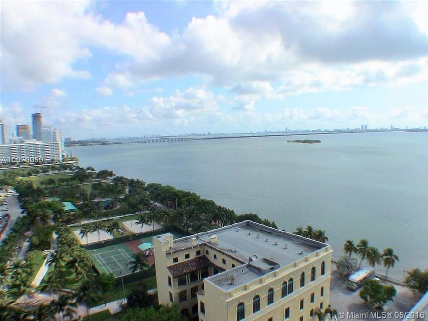 Amazing renovated 2/2, with park and bay views from every room. Full Service Building offering concierge, security, valet, pool, gym, restaurants, marina, supermarket, ... Great Investment, very easy to rent (nightly, weekly, monthly) or end user. Easy to show.