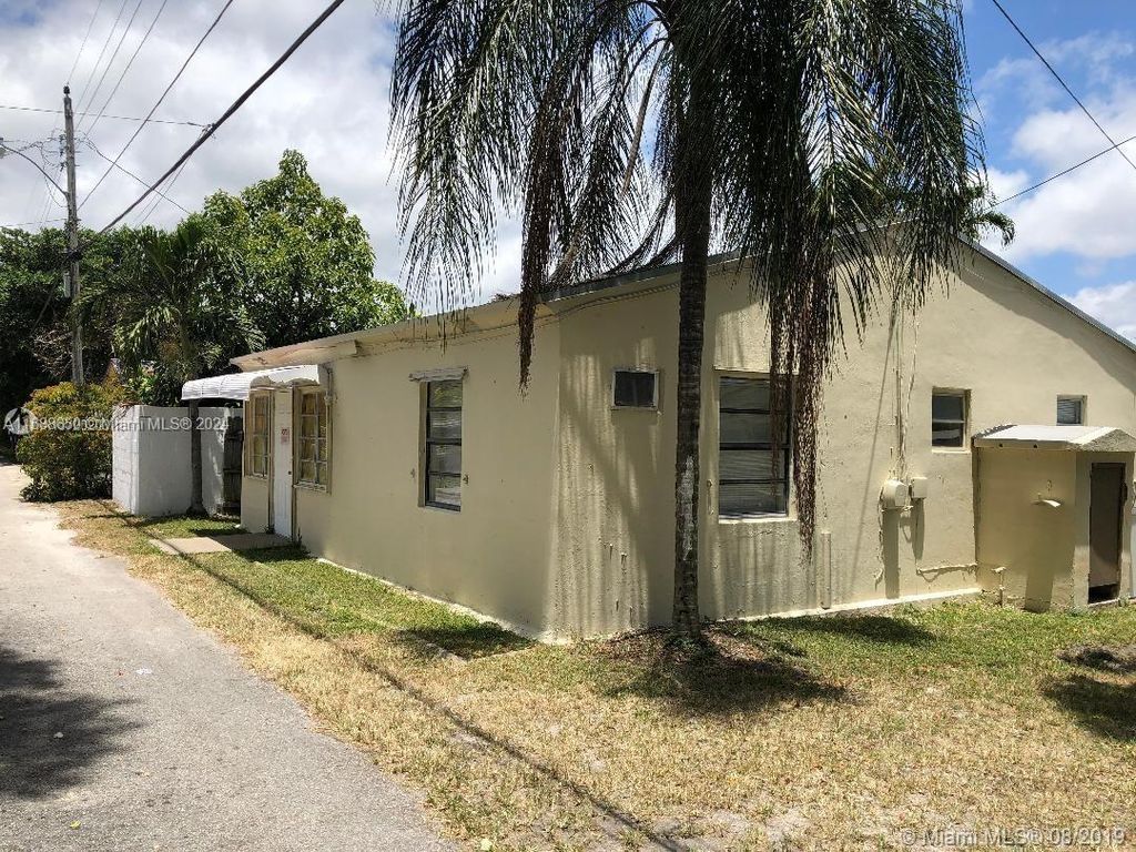 Photo of 2230 Wilson St #3, Hollywood, FL 33020 (MLS # A11688650)