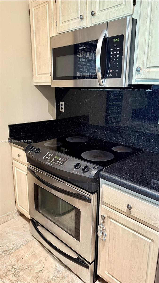 DA VINCI ON DOUGLAS CONDO - Residential