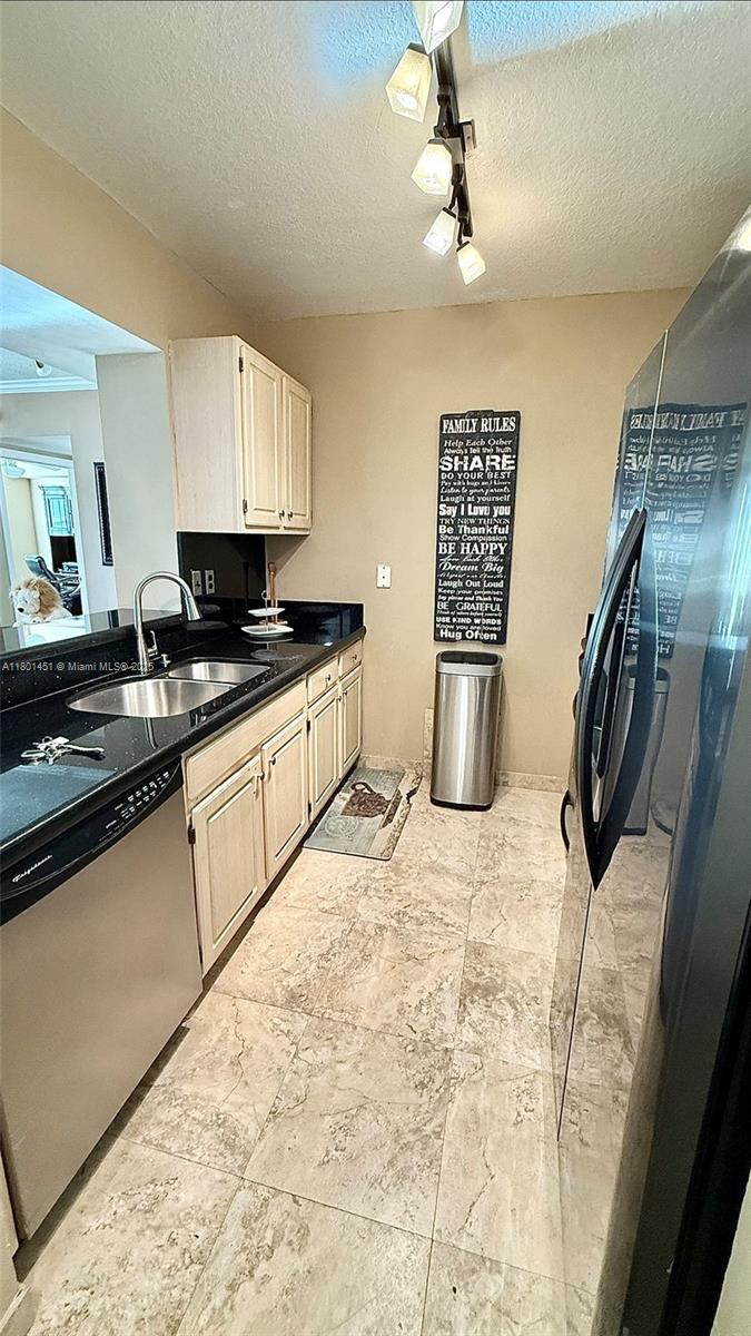 DA VINCI ON DOUGLAS CONDO - Residential