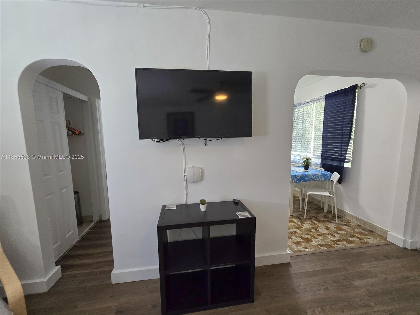 HOLLYWOOD LITTLE RANCHES - Residential Lease