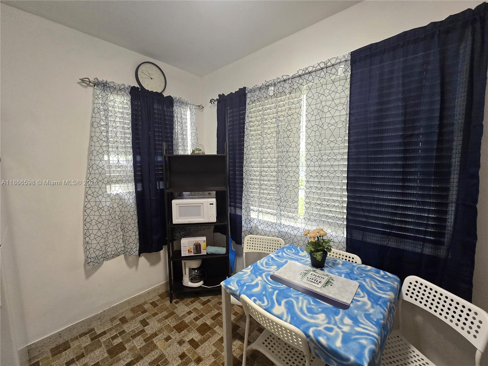 HOLLYWOOD LITTLE RANCHES - Residential Lease