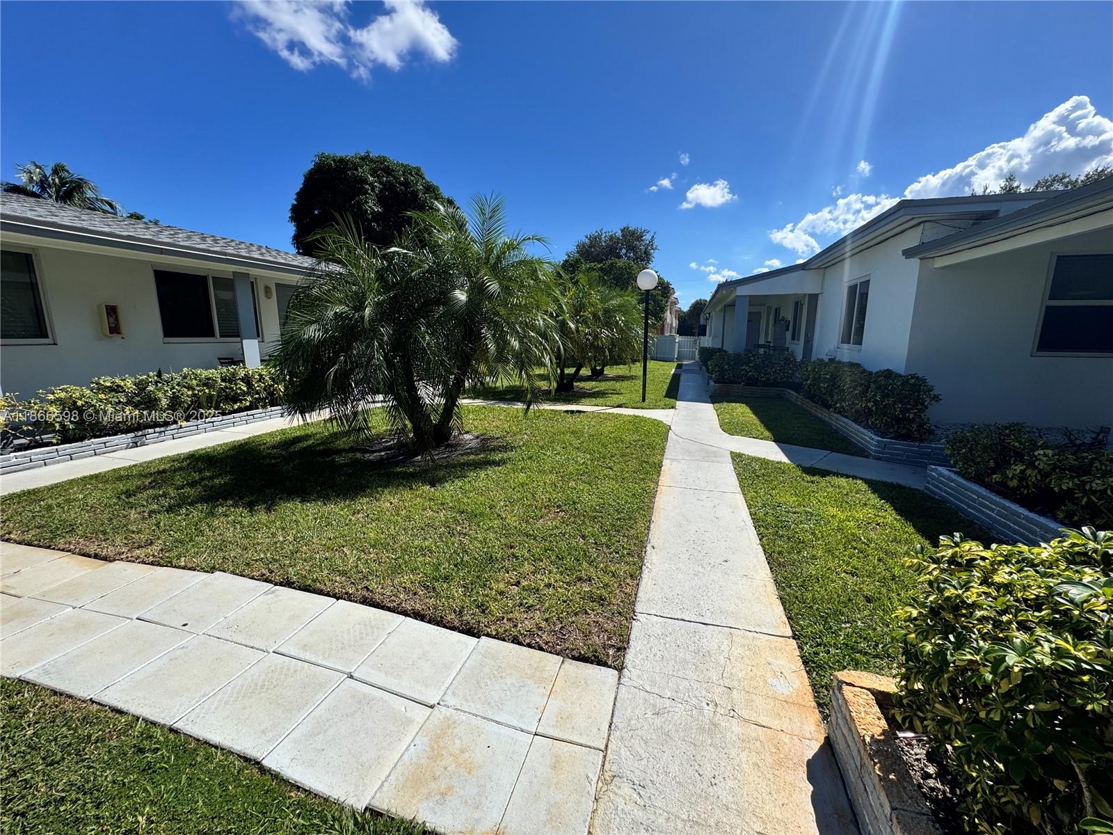 HOLLYWOOD LITTLE RANCHES - Residential Lease