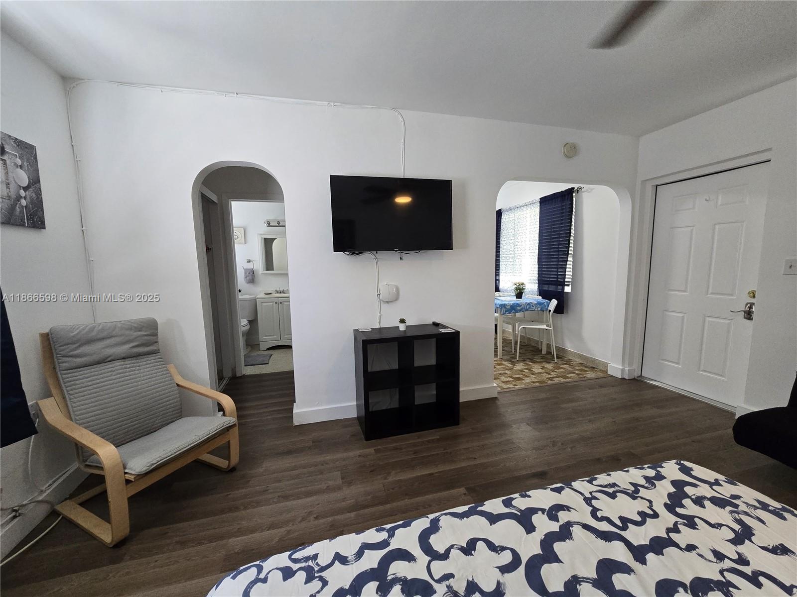 HOLLYWOOD LITTLE RANCHES - Residential Lease