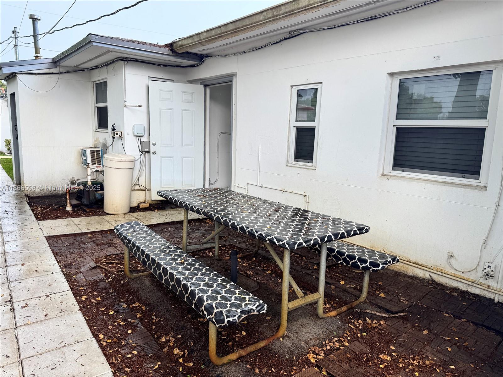 HOLLYWOOD LITTLE RANCHES - Residential Lease