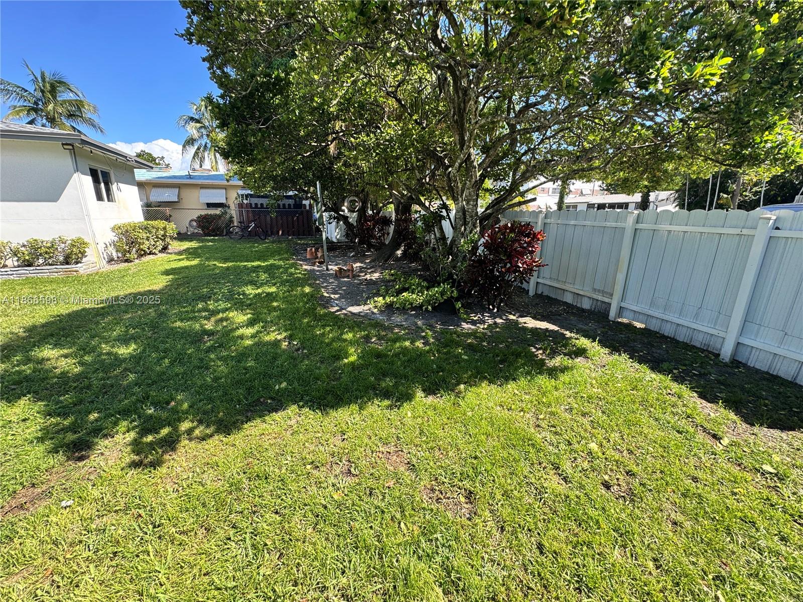 HOLLYWOOD LITTLE RANCHES - Residential Lease