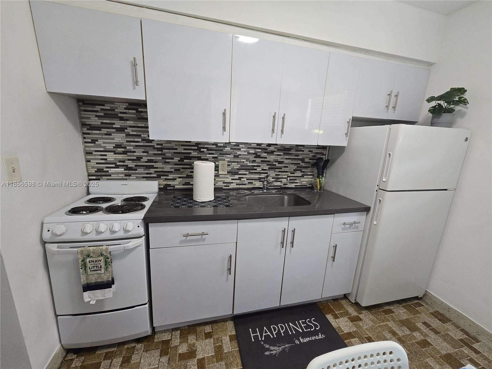 HOLLYWOOD LITTLE RANCHES - Residential Lease