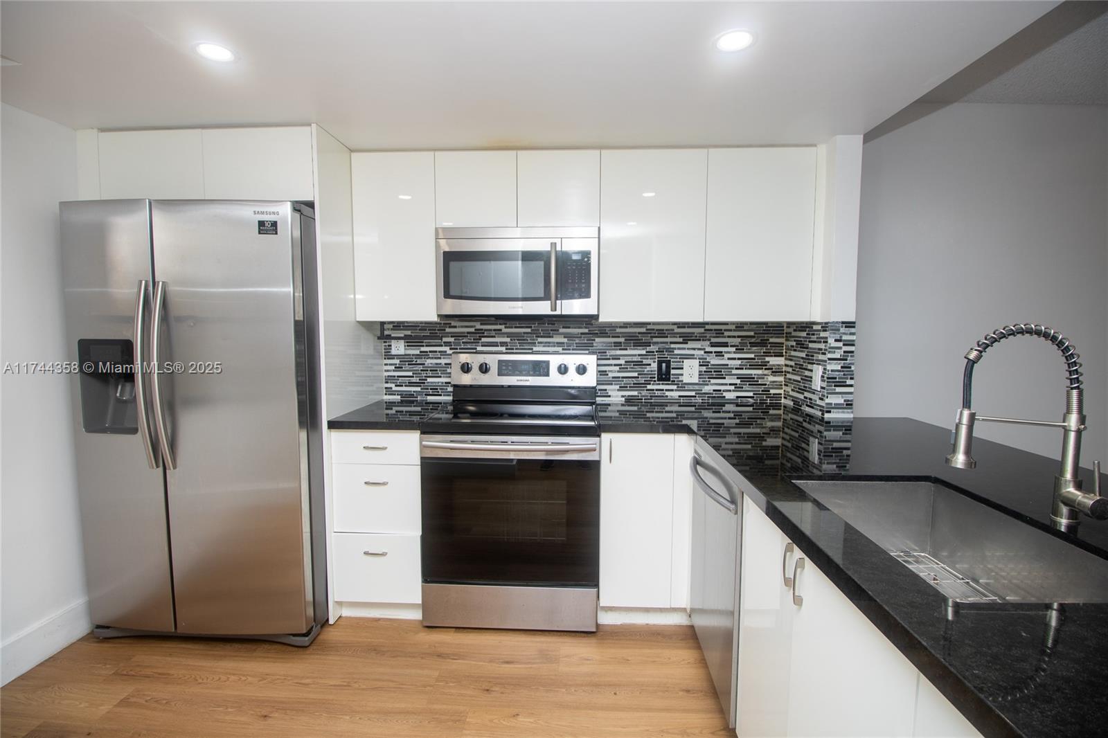7200 Nw 1st St 103, Plantation, Miami-Dade County, Florida - 2 Bedrooms  
2 Bathrooms - 