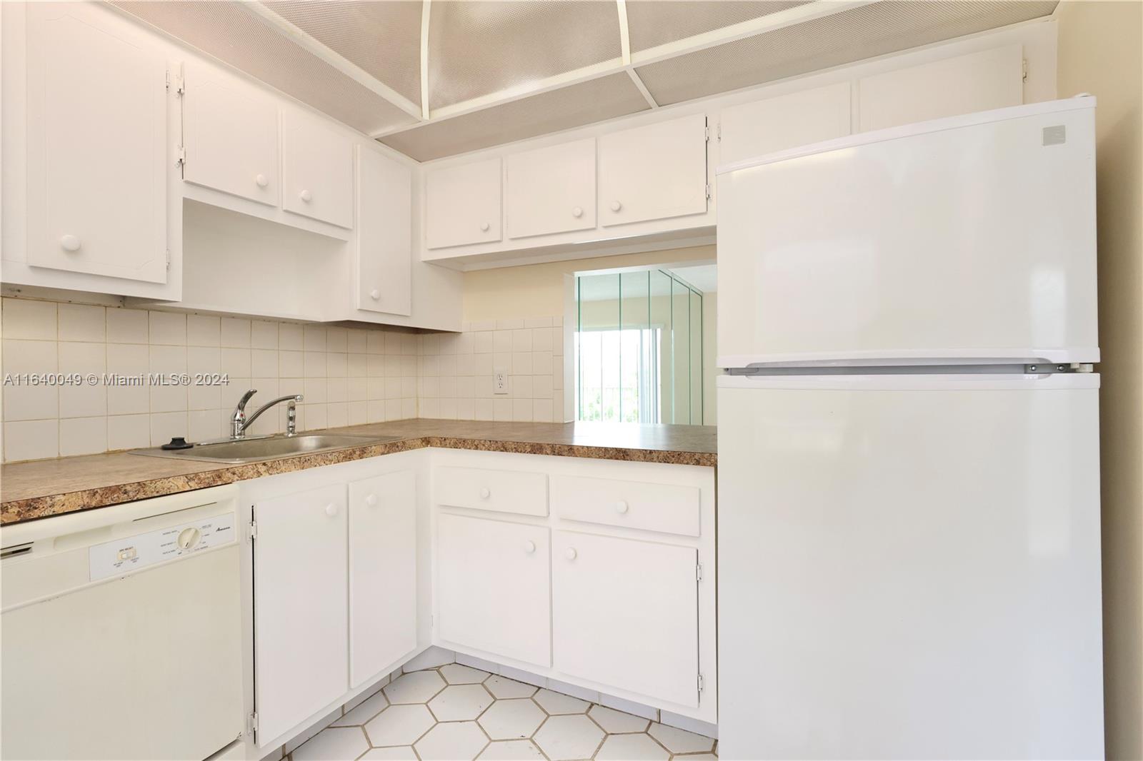 1040 Country Club Dr 404, Margate, Broward County, Florida - 2 Bedrooms  
2 Bathrooms - 