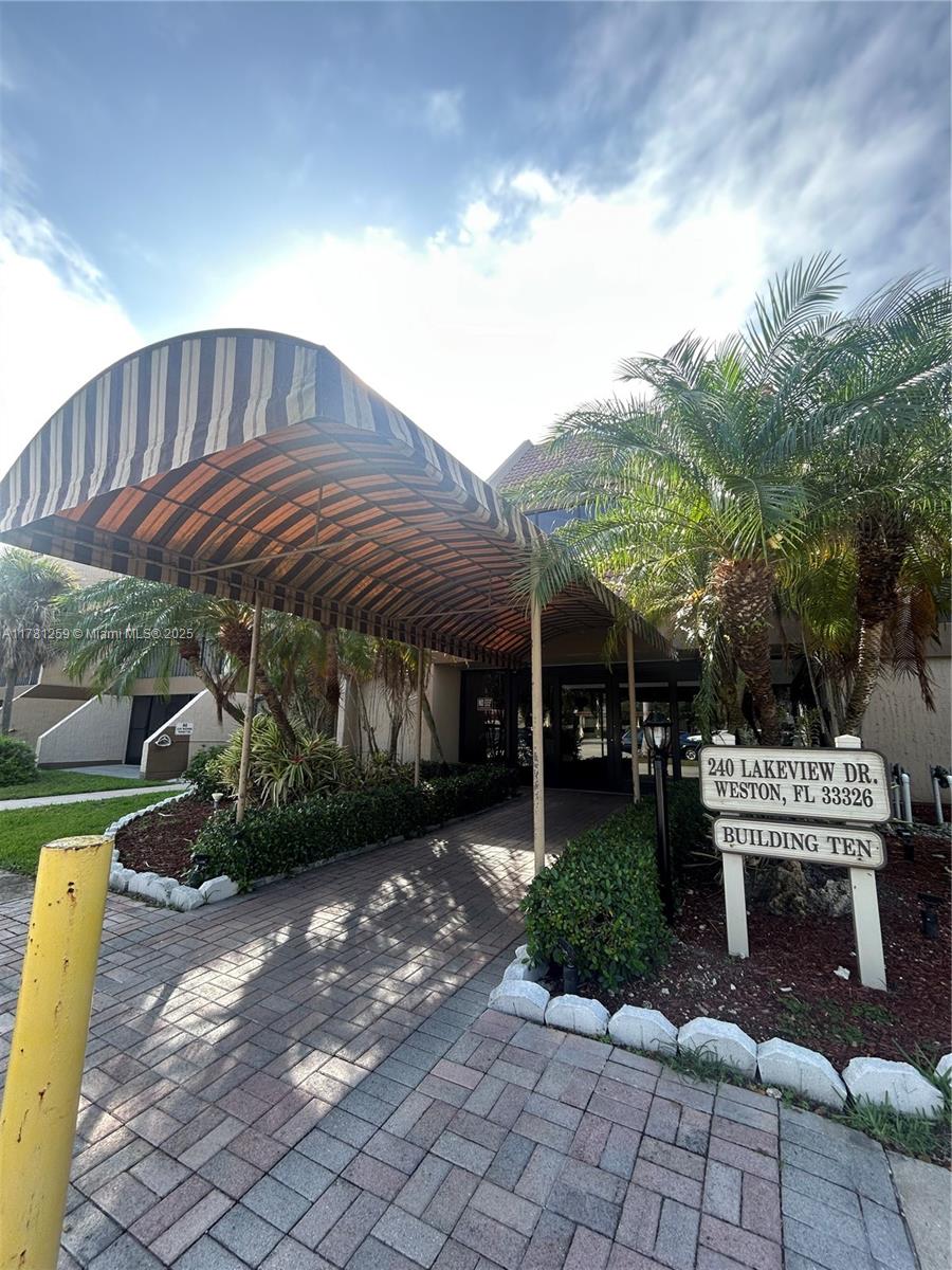 Rental Property at 240 Lakeview Dr 307, Weston, Broward County, Florida - Bedrooms: 2 
Bathrooms: 2  - $2,450 MO.