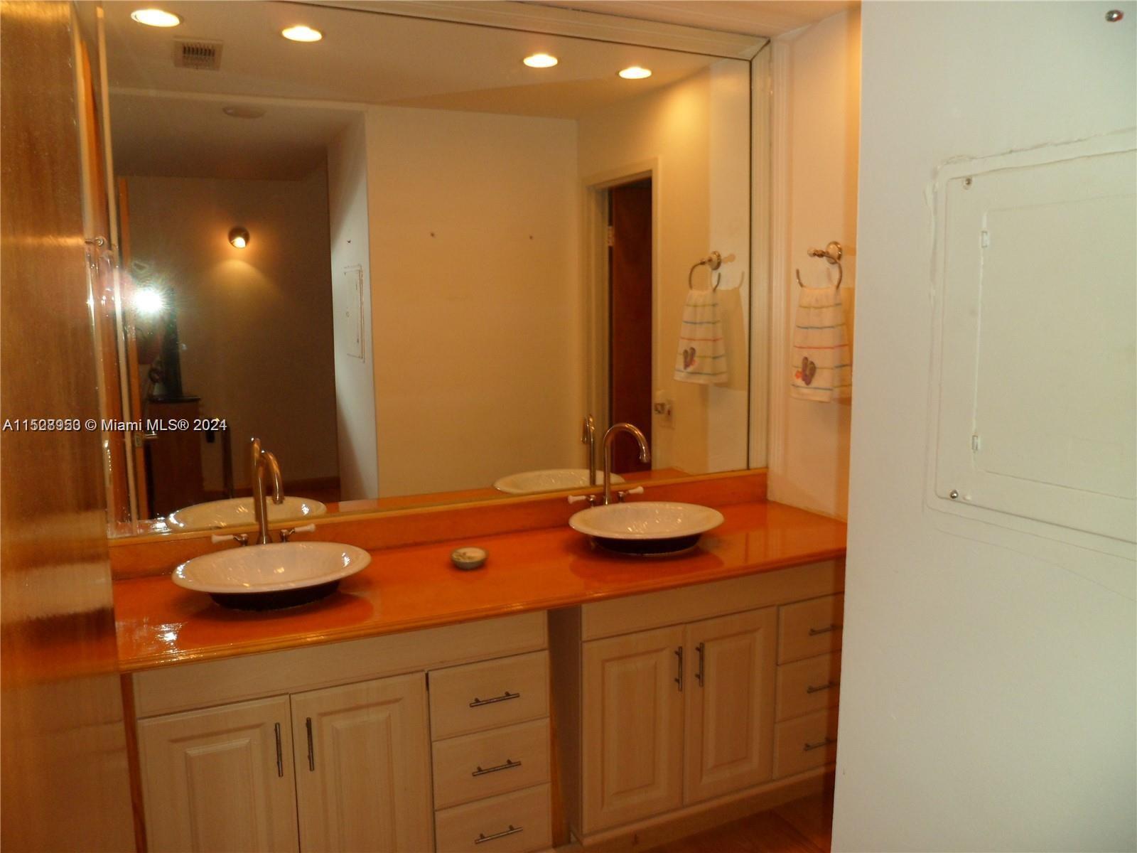 ALEXANDER TOWERS CONDO - Residential Lease