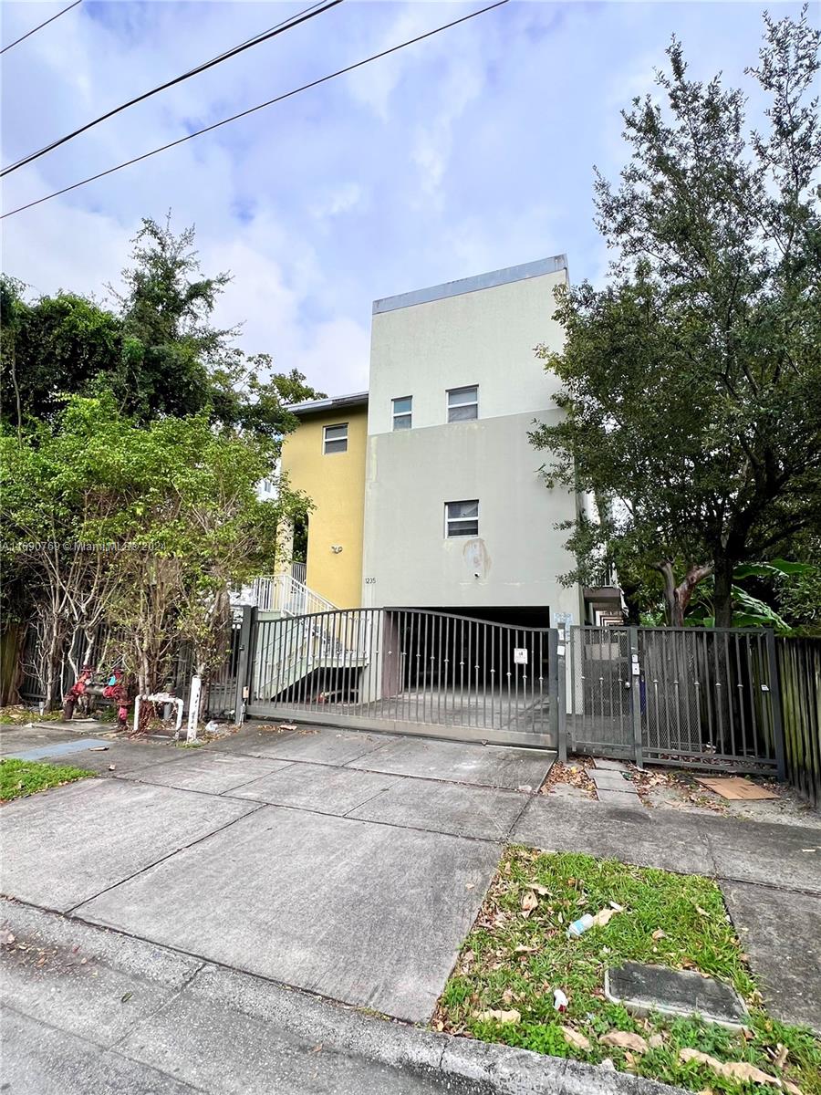 Come see this centrally located 2 bedroom 1.5 bathroom apartment with a nice view from the balcony. Apartment building is gated with two parking spots. Minutes away from Brickell and all major highways. Washer & dryer inside of unit. Come see before this gorgeous apartment is taken!